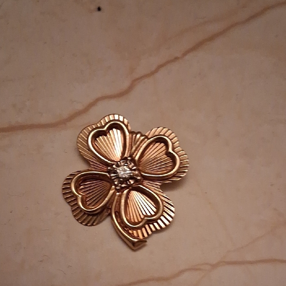 Elegant Gold Clover Brooch - Picture 5 of 7